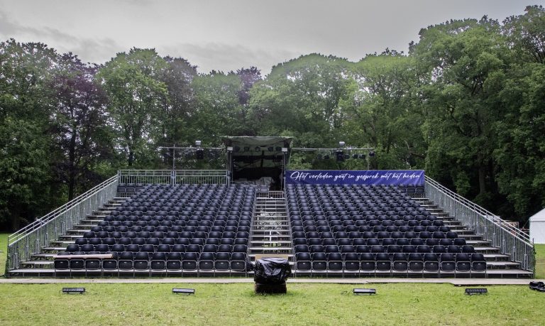 De tribune in de Gemertse Kasteeltuin